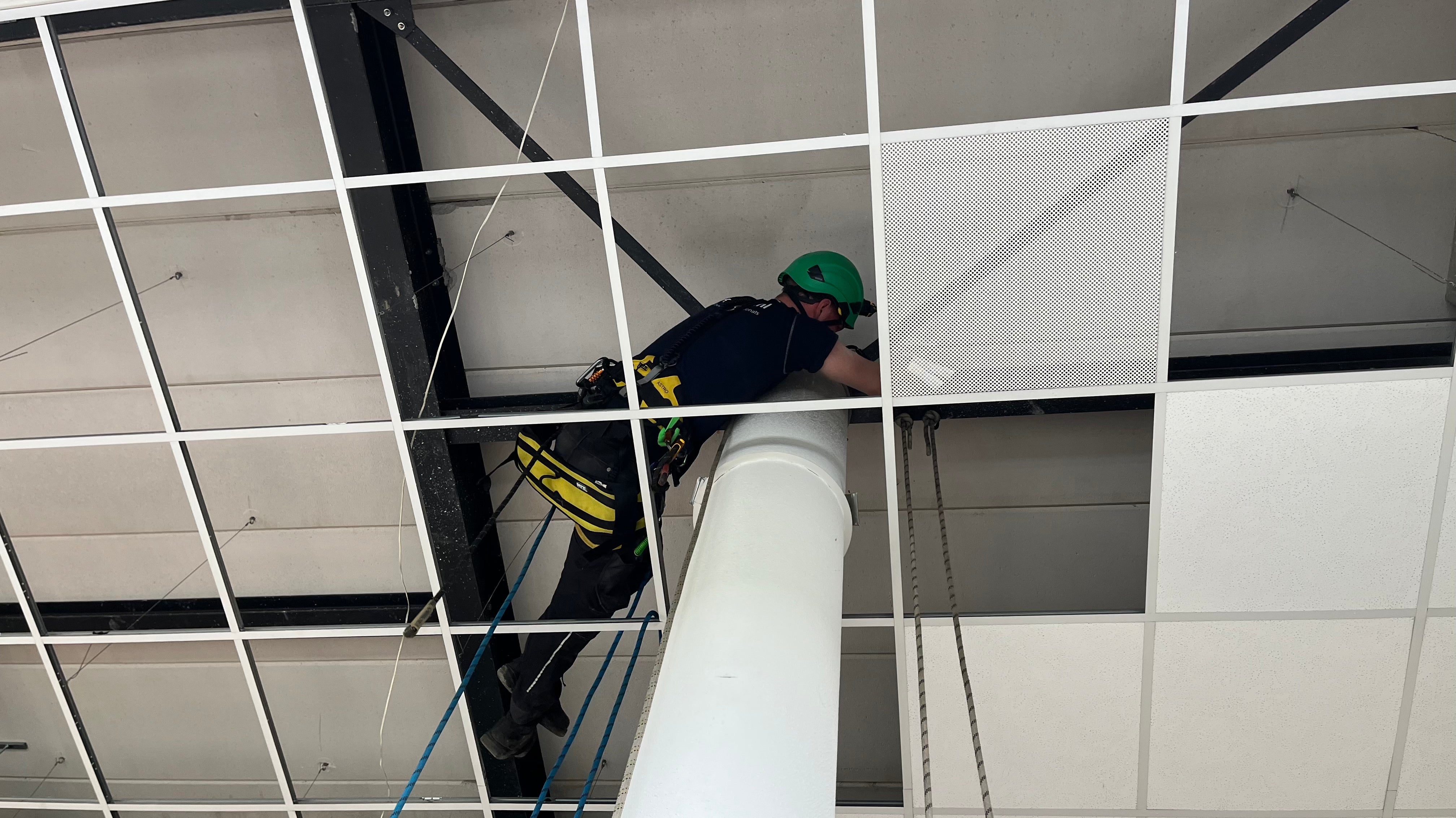 Werkzaamheden boven het plafond met rope access