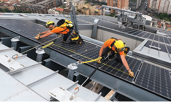 Veilig werken op hoogte voor zonnepanelen installateurs